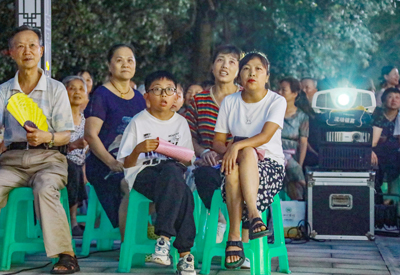 四川华蓥：消夏电影扮靓市民夜生活【2】.jpg