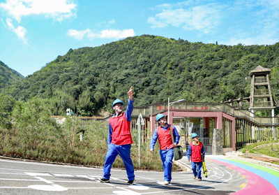 四川广安：电力志愿者为大熊猫当好“电保姆”[3].jpg